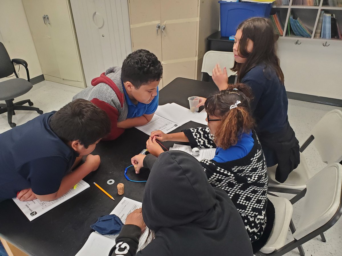 AHernandez9009's tweet photo. Students today did an experiment testing conductors and insulators of electricity. They also drew what they learned. Visualization and hands on activities are the key to success while also having fun! @LomaParkES @ScienceJessicaF https://t.co/xbzcGEAXtQ
