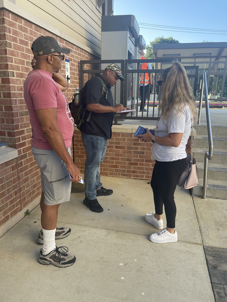 RAPPcampaign's tweet photo. Today we were back at the Wyandanch LIRR Station talking to Long Island community members about parole reform and clemency. 29 people signed up to join our campaign. 3/4 of LIers are white but half of LIers in prison are Black and 80% are POC. This isn’t a justice system. https://t.co/xnJm9AqQJP