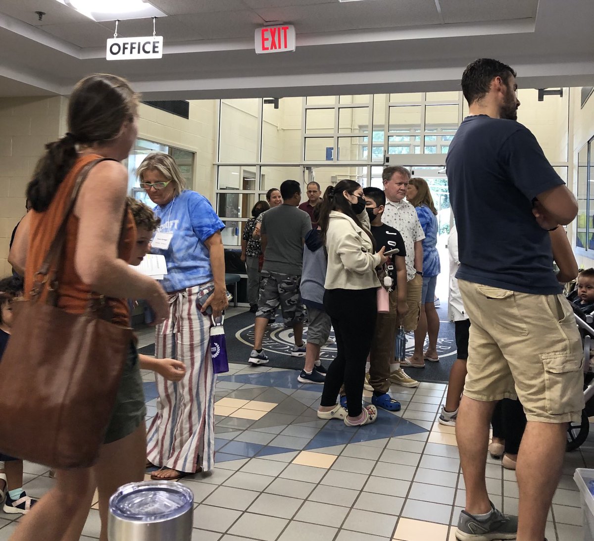 BarcroftEagles's tweet photo. The wait is over! Our Barcroft families are back for Open House. #TeamBarcroft ⁦#APSisawesome ⁦@BarcroftLibrary⁩ ⁦@GabyRivasAPS⁩ ⁦@teachnpe⁩ ⁦@APSPIO⁩ ⁦@BarcroftFay⁩ https://t.co/jauyr5Pf8J
