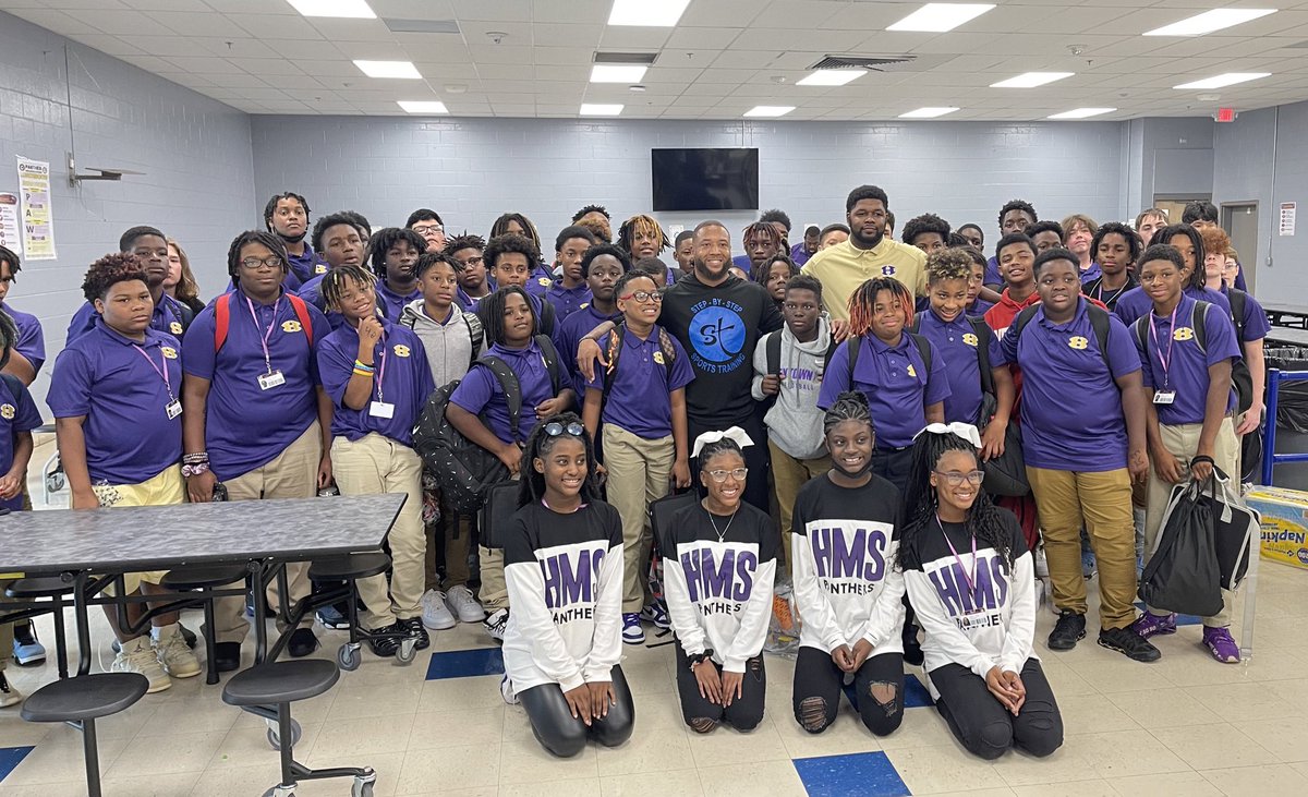 CoachL__'s tweet photo. Blessing to be Special Guest Speaker for Hueytown Middle School 🏈 Game 1 of their season #StepByStep https://t.co/nuP74VDgwL