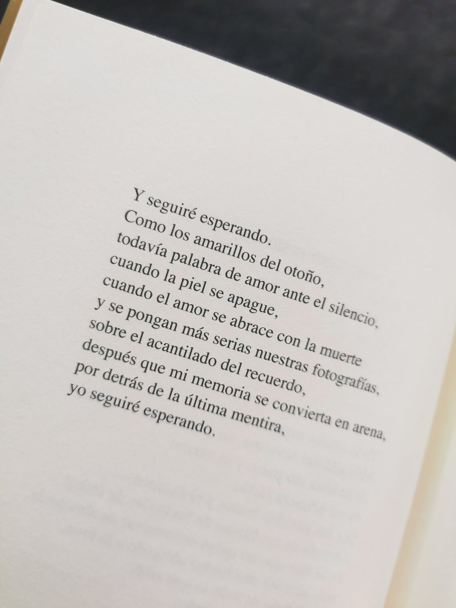 essteffi79's tweet photo. Amanecía un día complicado, pero salió cara, nada de lo que preocuparse. Poesía en la almohada para esperar a Morfeo #nonecesitomas https://t.co/N5j7hcYwT9