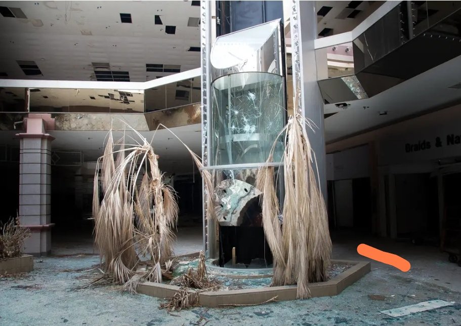 I que està passant? Et diuen "Retailing is changing". La gent ja no hi va a comprar. Els hàbits han canviat. Una tendència que també s'incorpora a casa nostra amb projectes de grans superfícies cancel·lats, com Ikea a Tarragona, que ja tenia a punt tota una conversió urbanística