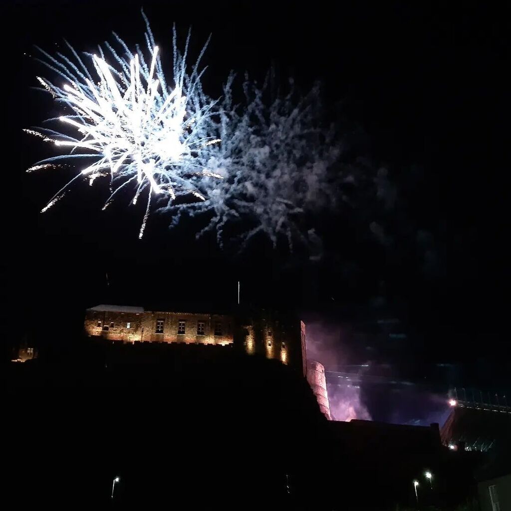 lunderscoreh's tweet photo. Caught the fireworks over Edinburgh Castle this evening and it was from the front door of where I am staying
#edinburgh #edinburghcastle #fireworks https://t.co/DhfuBLZDpK