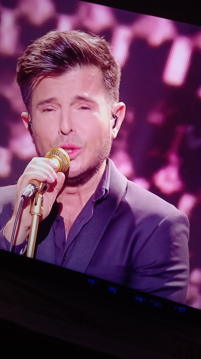 catherineDouls's tweet photo. @vincentniclo #DisLui #Feelings C'est la classe , ça fait trop plaisir de vs écouter #10AnsDéjà et pour longtemps 🙏💙🎶💿 https://t.co/aoBYVsUPOF