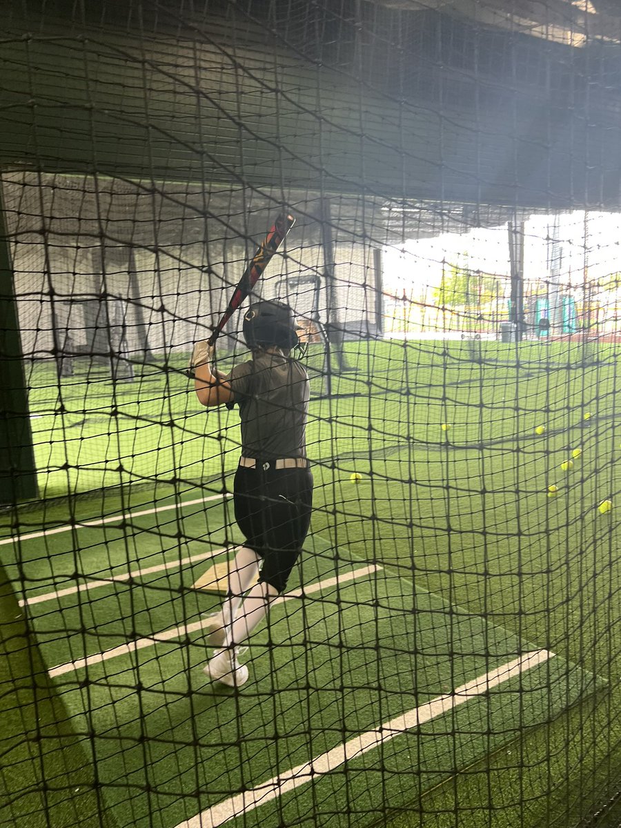 dragsoftball's tweet photo. Doing some tee and machine work in the indoor cages! https://t.co/gMRUxSuYda