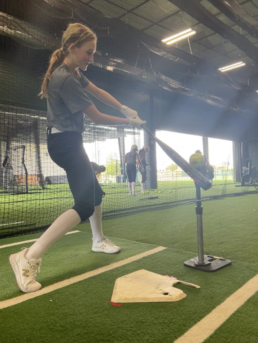 dragsoftball's tweet photo. Doing some tee and machine work in the indoor cages! https://t.co/gMRUxSuYda