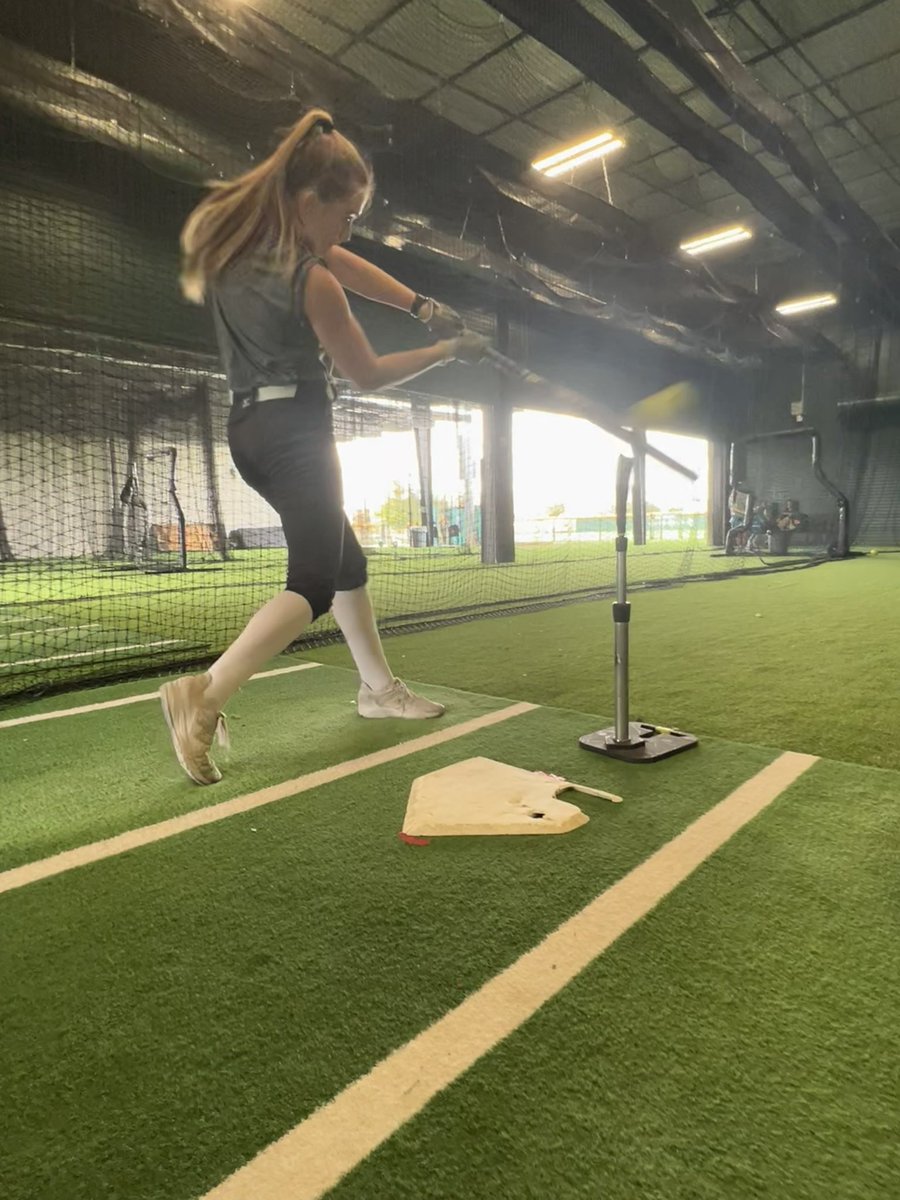 dragsoftball's tweet photo. Doing some tee and machine work in the indoor cages! https://t.co/gMRUxSuYda