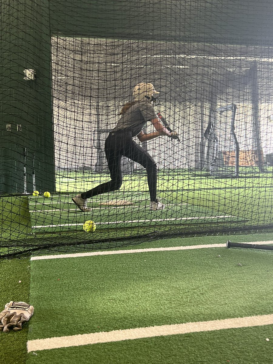dragsoftball's tweet photo. Doing some tee and machine work in the indoor cages! https://t.co/gMRUxSuYda
