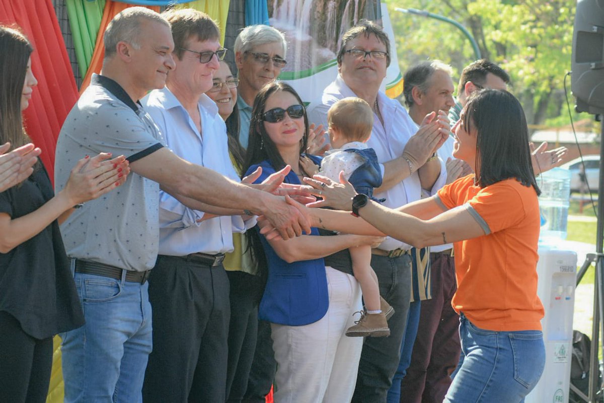 Arce_Carlos_'s tweet photo. Inauguramos la Plaza Blanda del B° 3 de Abril en #Capiovi, con el Intendente y la Pres. de la Fundación ARCOR. El proyecto se trabajó en conjunto, y muestra sinergia y compromiso entre el sector público y el privado para hacer obras de interés para la comunidad.
#CuidarAMisiones https://t.co/eqfU7p2Ovx