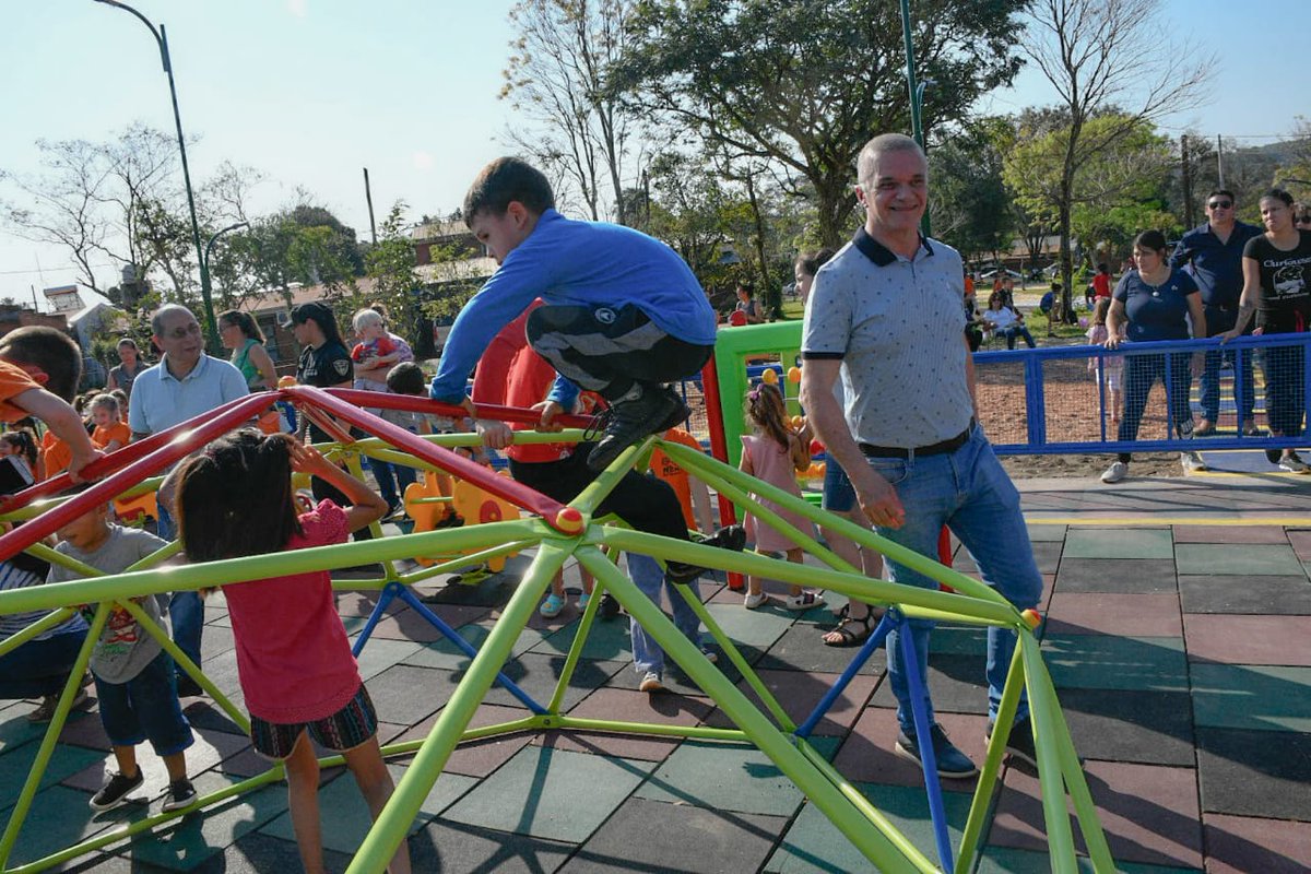 Inauguramos la Plaza Blanda del B° 3 de Abril en #Capiovi, con el Intendente y la Pres. de la Fundación ARCOR. El proyecto se trabajó en conjunto, y muestra sinergia y compromiso entre el sector público y el privado para hacer obras de interés para la comunidad.
#CuidarAMisiones