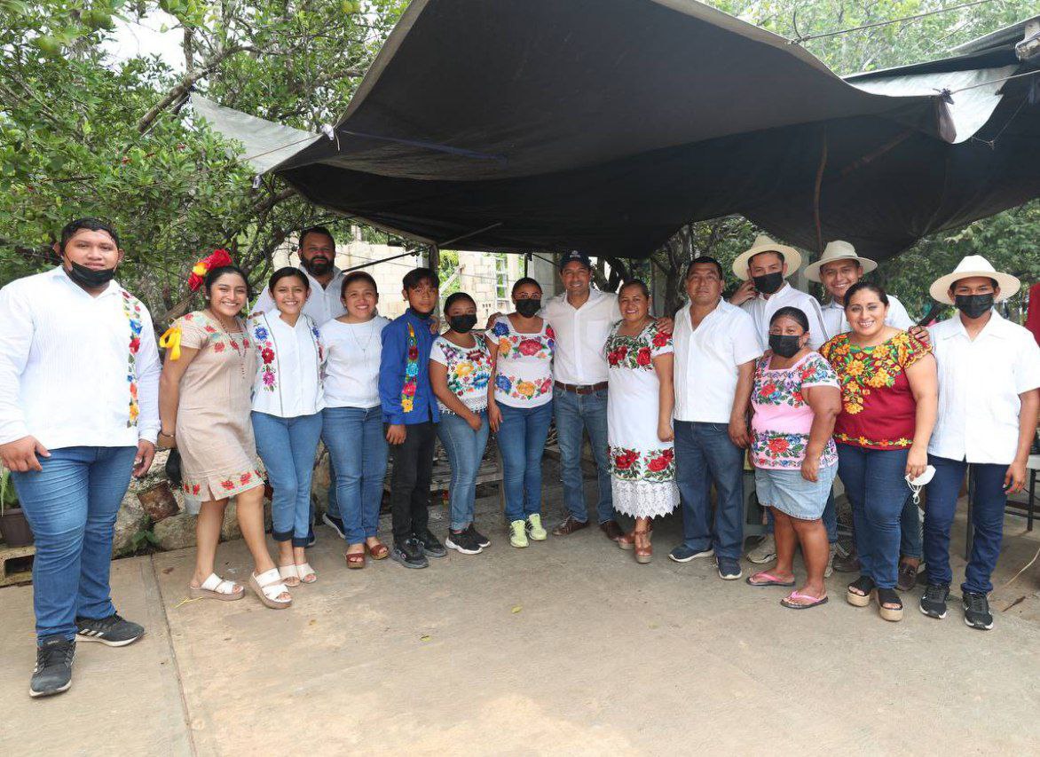 MauVila's tweet photo. ¡Qué rico comimos en #Kimbilá, comisaría de #Izamal! Les recomiendo el nuevo restaurante El Rey de Kimbilá, acaba de abrir y me da gusto que cada vez haya más gente en el interior del estado que emprenda. Ordenamos un buen Poc-Chuc junto con el Alcalde de #Izamal, @WarnelMayE. https://t.co/7fh88tBwOo