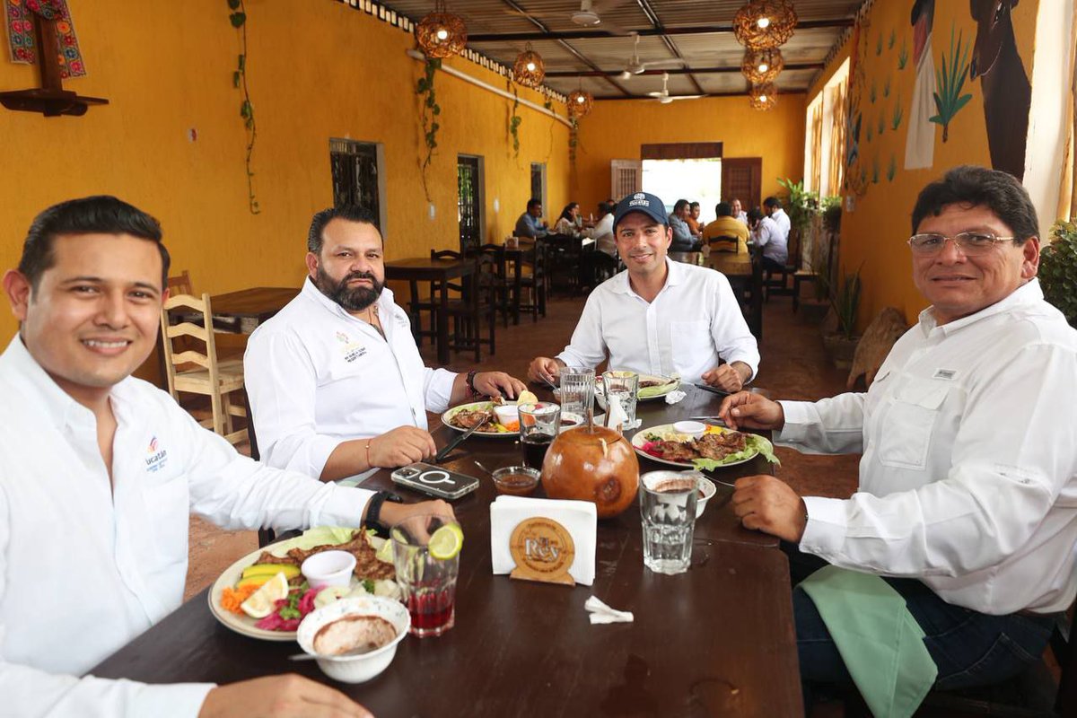 MauVila's tweet photo. ¡Qué rico comimos en #Kimbilá, comisaría de #Izamal! Les recomiendo el nuevo restaurante El Rey de Kimbilá, acaba de abrir y me da gusto que cada vez haya más gente en el interior del estado que emprenda. Ordenamos un buen Poc-Chuc junto con el Alcalde de #Izamal, @WarnelMayE. https://t.co/7fh88tBwOo