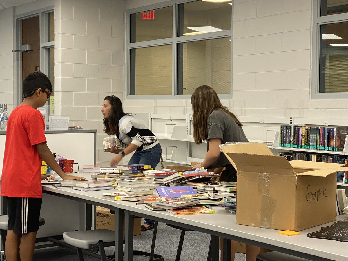 burnsiewoj's tweet photo. All 🙌🏻 on deck for more shelving 📚 and organizing @SundlingJH Library! This time it was our @nhs_njhs   members pitching in &amp; working on their service hours! #stronger4ever #sundlingstrong @D15Schools #d15LIT https://t.co/weTJCZL57d