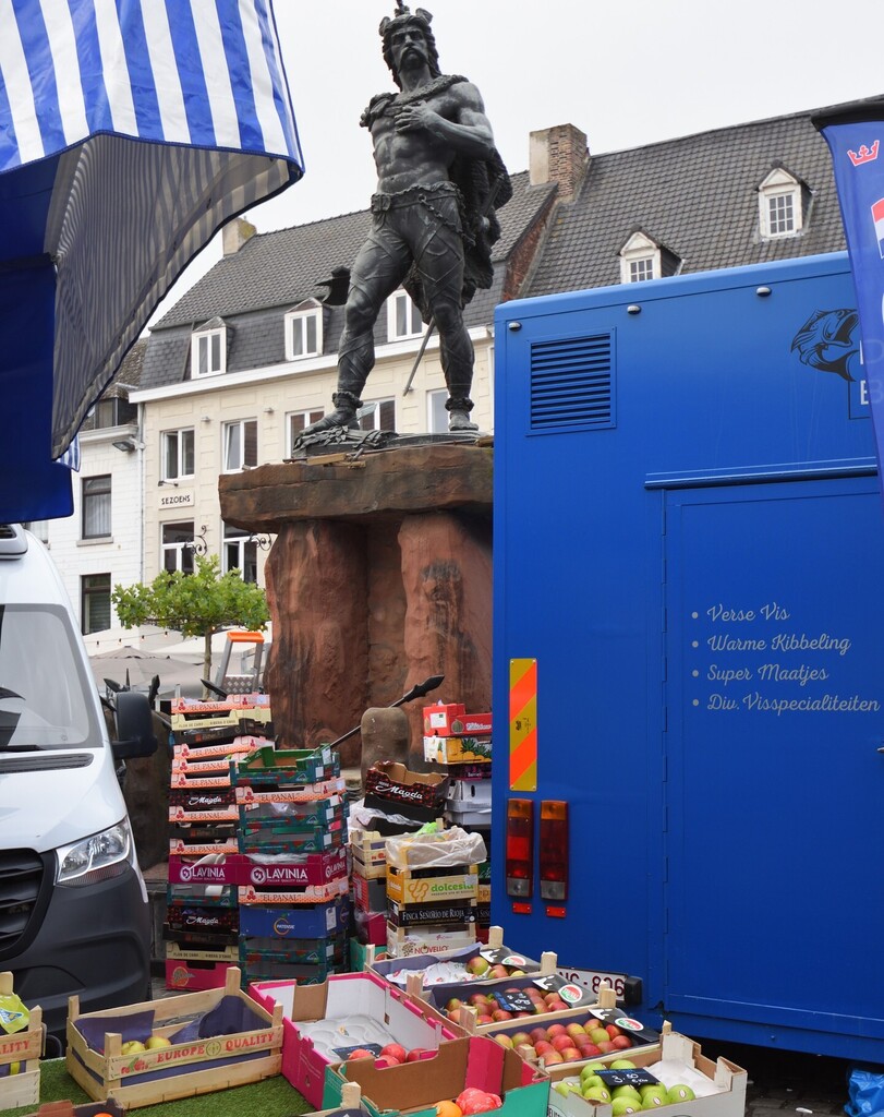 wimjee's tweet photo. Ambiorix op de markt #tongeren #belgië #belgium #stad #city #beautiful #ambiorix #standbeeld #statue #markt #market #marketplace
#nikon #nikonphotography #nikonphoto #nikonphoto_ #photooftheday #zoomnl #iamnikon #photography #photo #bemarket https://t.co/amZzLXWem7 https://t.co/wzhwpc5tha