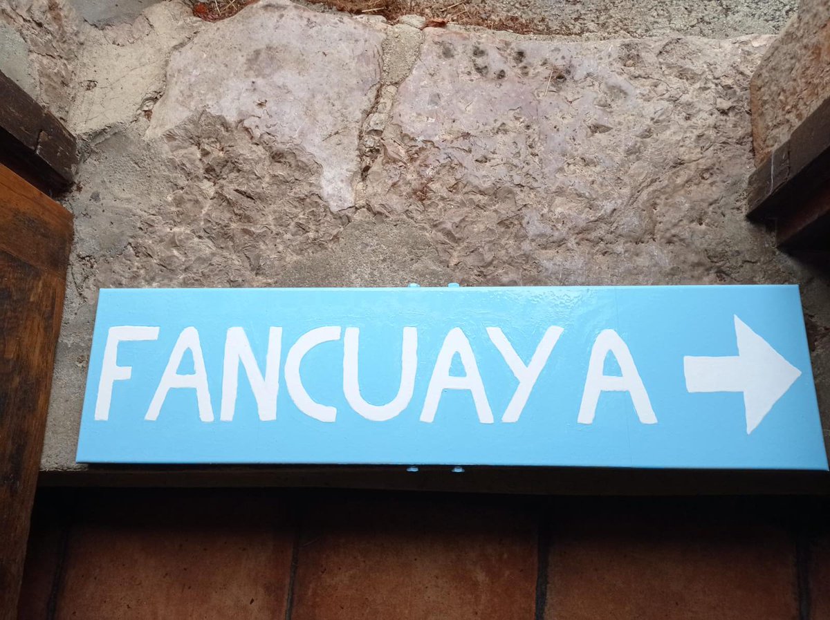 MariaDiazYernes's tweet photo. Cuando hay que señalizar un cruce a última hora... toca hacer manualidades... #fancuaya https://t.co/B2N2qIs6xD
