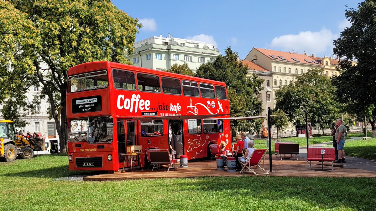 LiskaNaKolejich's tweet photo. Coffee jako káva... Náměstí Radost
#coffeejakokava #doubledecker #pocta #RAF #ceskoslovenstiletci #kafe #kava #mrsrose #mrsrosecoffee #kamnakafe https://t.co/pxfhMk3gtX