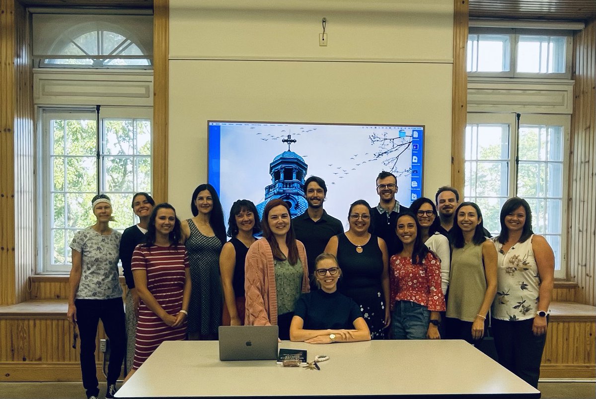isabernard23's tweet photo. Je vous présente mon équipe d’enseignants de 1re secondaire! Nos élèves sont extrêmement choyés et moi, je suis privilégiée de pouvoir collaborer avec eux! Ils représentent parfaitement les valeurs de notre collège. HUMAIN. ENGAGÉ. FIER. #Edqc #Eduqc @LaFEEP #TeamCLA https://t.co/CeRIYGICb0