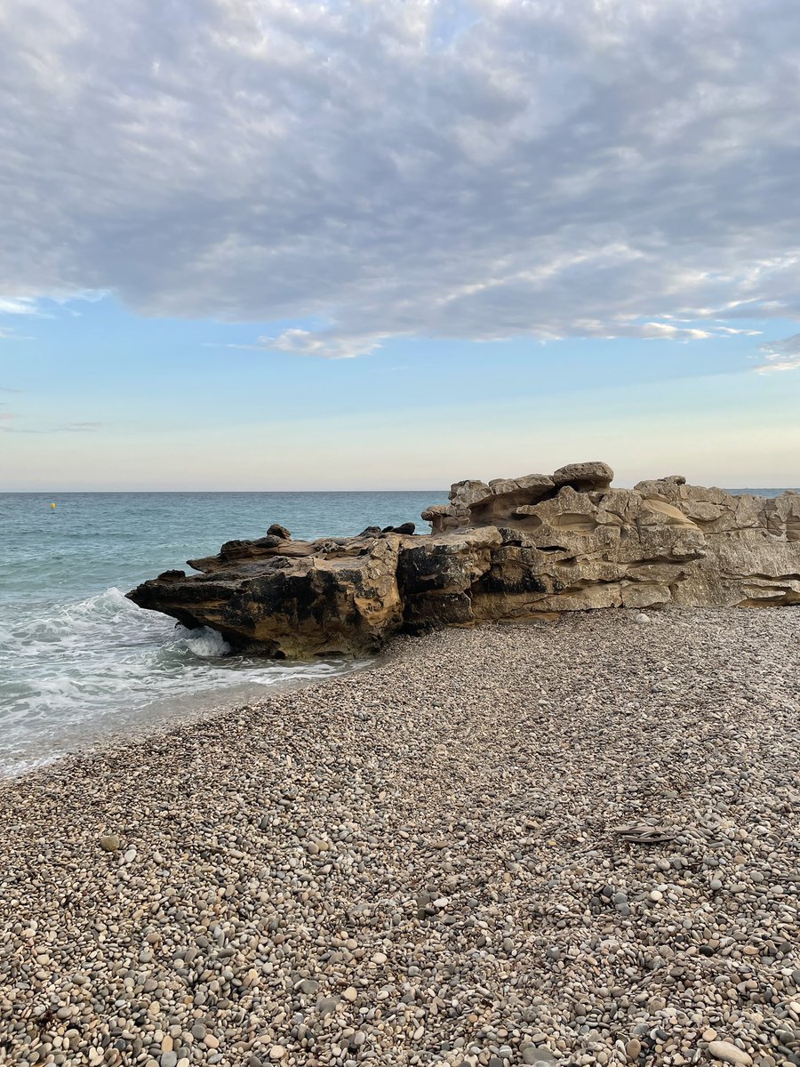 📍Playa La Caleta @costablancaorg @c_valenciana #LaVilajoiosa #ViveLaVila #ViuLaVila #MediterraneoEnVivo #Playa #CostaBlanca #NoMeEnseñesMásPostales #LaTerreta