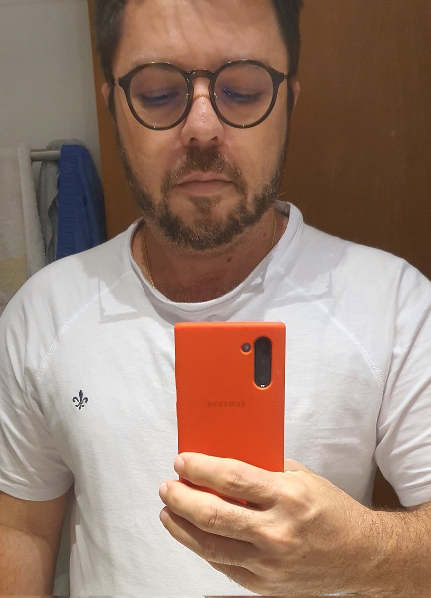 marcos_arquit's tweet photo. Não sou muito de reclamar em público ou postar, mas fiquei indignado com a qualidade dessa camiseta, cara por sinal, @DudalinaOficial. Comprada há pouco, na Dudalina do Shopping Recife, e no terceiro uso, com apenas 2 lavagens, olha o estado dela! A gola completamente esgarçada! https://t.co/FKGkMPmec0