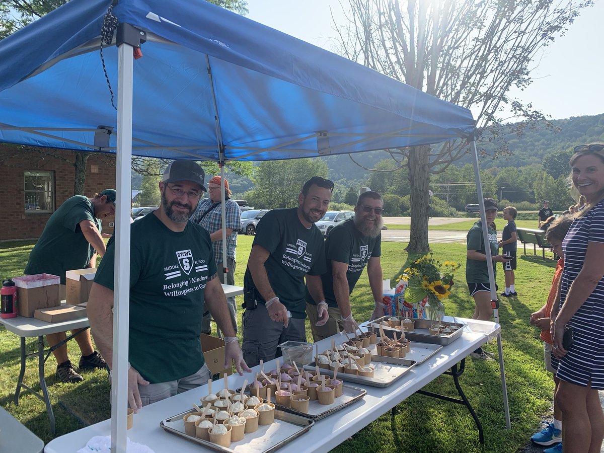 Stowe Middle School welcomed back families tonight and it was awesome! #icecreamsocial #lsuuvt <a href="/SMSRaidersVT/">Stowe Middle School</a> <a href="/DanMorrisonEDU/">Dan Morrison</a>