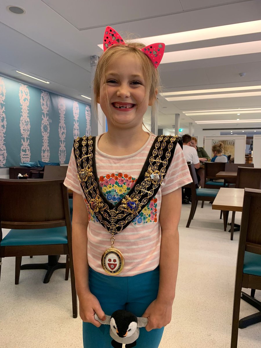 TheSotonMayor's tweet photo. Not Mayor today just a Cllr, variety and all that… Had my chain with me as I needed it for an event later ran in to a very polite little girl Elodie who was excited to meet the Mayor. #800thMayor #civiclife @SouthamptonCC Sea City Museum great cafe free entry, lovely staff https://t.co/TVCUajvcv6