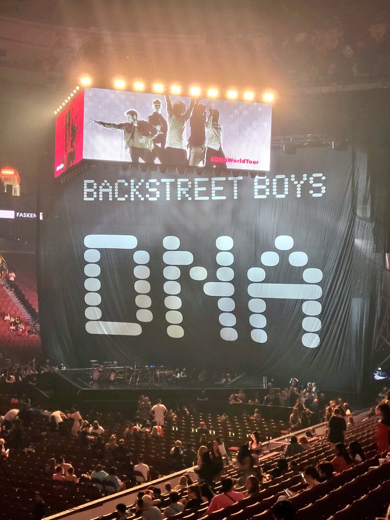 AdoringJDuhamel's tweet photo. โข Let me tell the story about yesterday seeing @backstreetboys after 3 years and drove 12 hours to Vancity to see them! ๐ฅโค๏ธ BEST... NIGHT... EVER!!! Worth every wait. ๐จ๐ฆ #DNAWorldTour #bsbvc https://t.co/dn8aNqRGDp