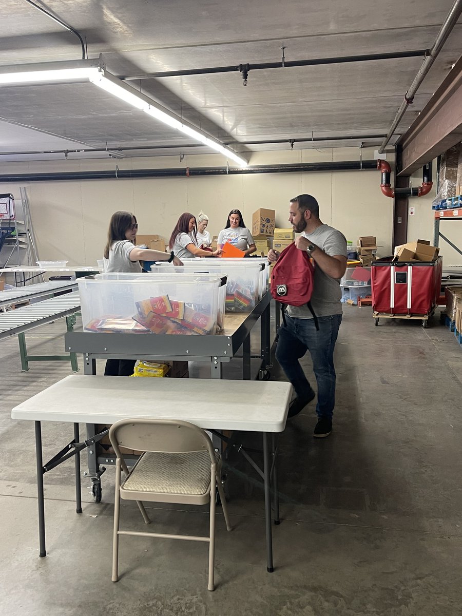 KidsInNeed's tweet photo. Today @ShaneCompany donated 264 backpacks filled with core school supplies to under-resourced kids in need. Other members of their team will join us next week to make an even greater impact. #ShaneCo is a continued #KINF partner, and continues to help make our mission possible! https://t.co/3xmD38R1tT