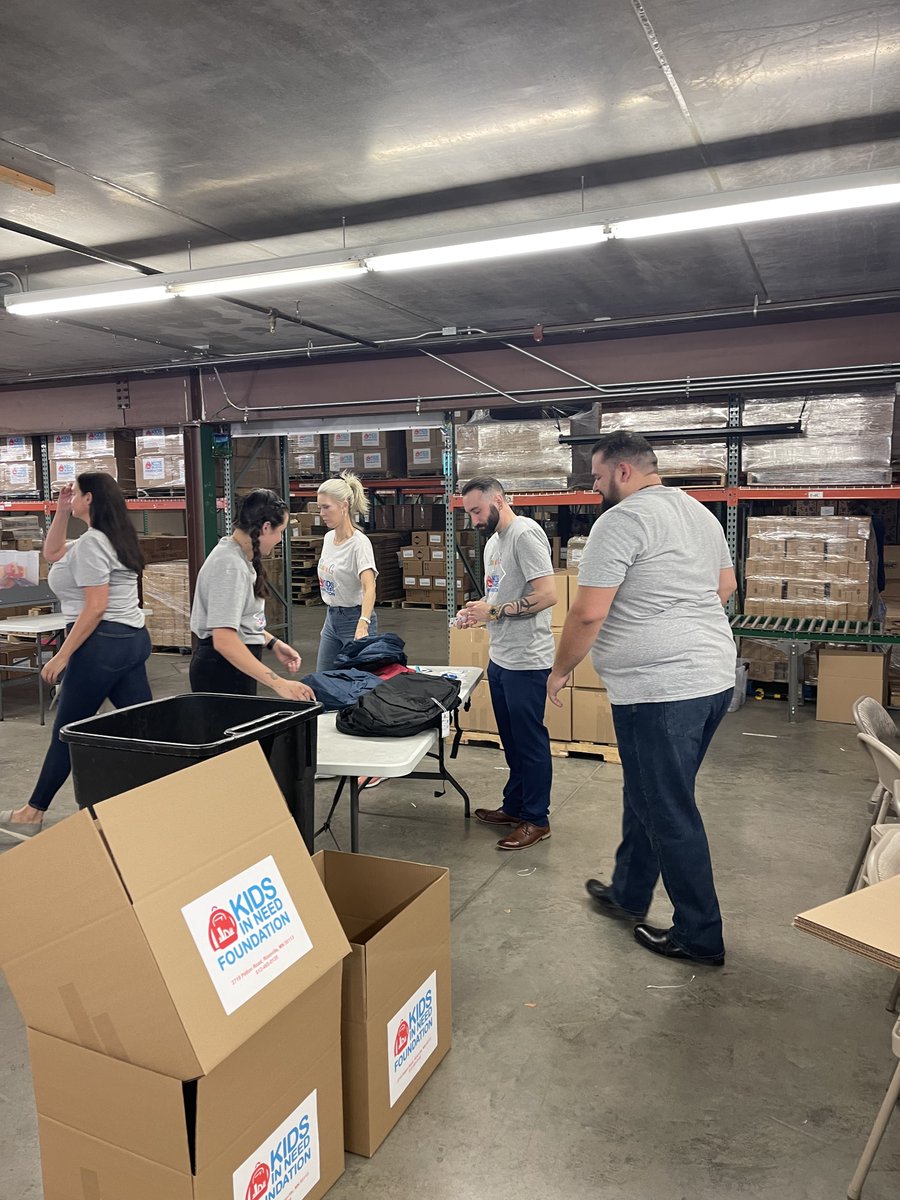 KidsInNeed's tweet photo. Today @ShaneCompany donated 264 backpacks filled with core school supplies to under-resourced kids in need. Other members of their team will join us next week to make an even greater impact. #ShaneCo is a continued #KINF partner, and continues to help make our mission possible! https://t.co/3xmD38R1tT