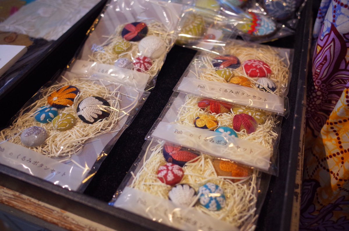 n_moon_40z's tweet photo. 昨日はえしかる屋さんでHAREGIさんのポップアップ見てきました!WSの日は行けなくて、HAREGIの方とはお会いできなかったけど、代わりに稲葉さんにitobanashiさんやHAREGIさんについて説明して頂けました。服作りの際に出るハギレを捨てずに活用したTシャツたち。#HAREGI https://t.co/GVHulMv17M
