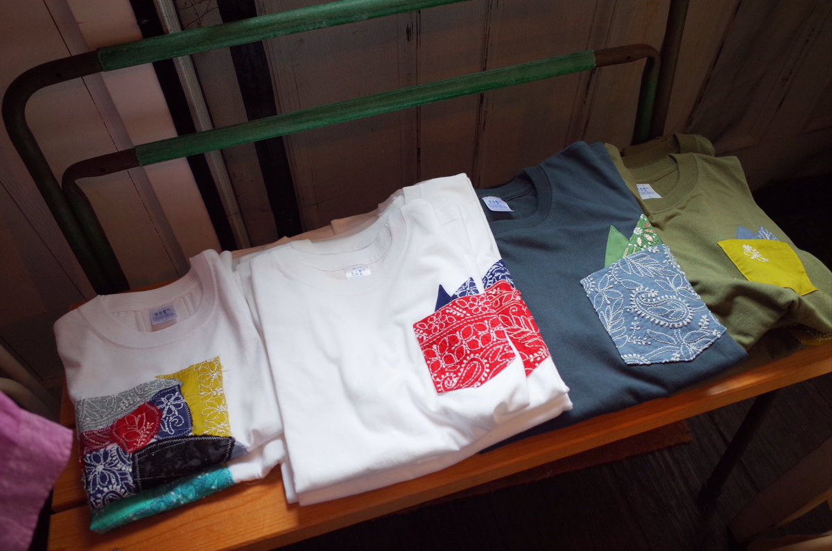 n_moon_40z's tweet photo. 昨日はえしかる屋さんでHAREGIさんのポップアップ見てきました!WSの日は行けなくて、HAREGIの方とはお会いできなかったけど、代わりに稲葉さんにitobanashiさんやHAREGIさんについて説明して頂けました。服作りの際に出るハギレを捨てずに活用したTシャツたち。#HAREGI https://t.co/GVHulMv17M