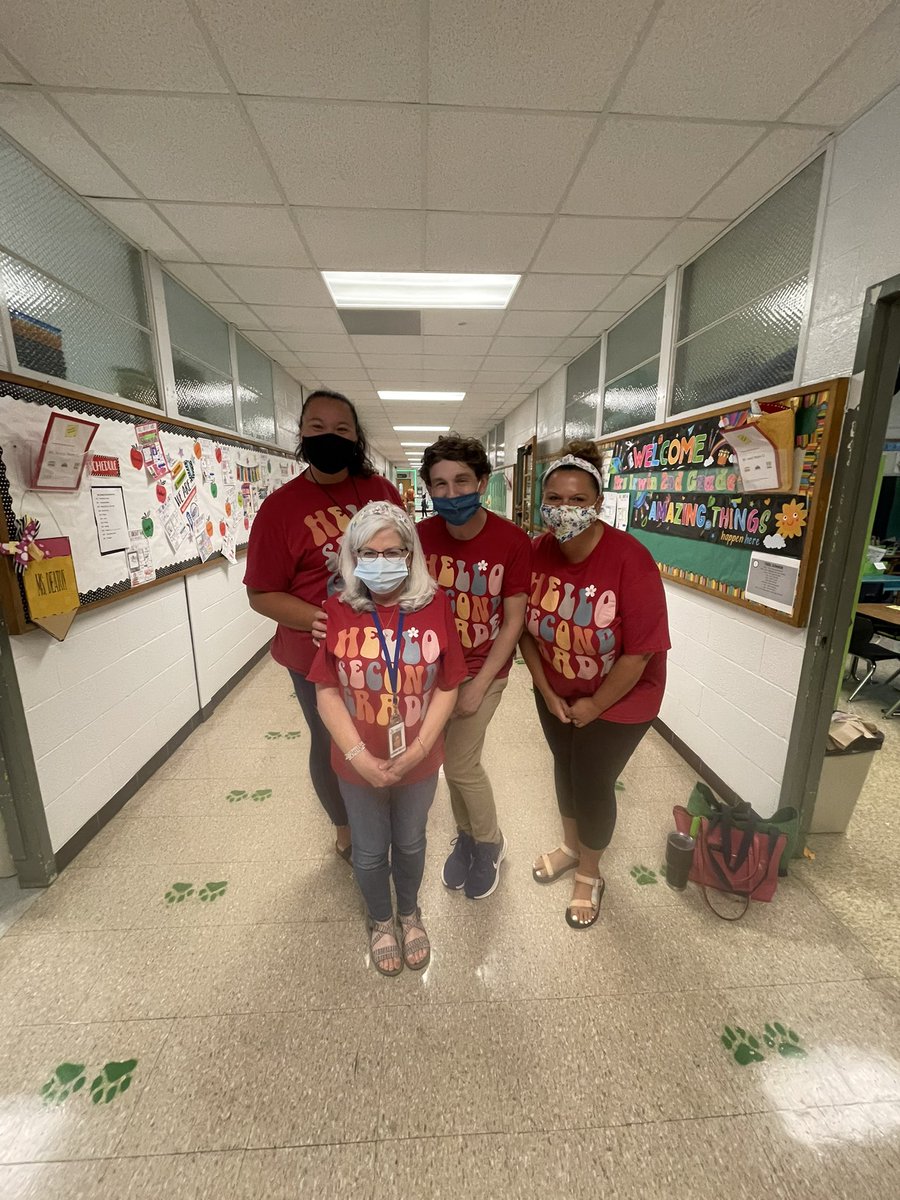 MrsAshleySaylor's tweet photo. I just really love my team💚🐻 #hellosecondgrade #kublove @kd_gaddis @KenwoodElementa https://t.co/fEPXQ8fGHj