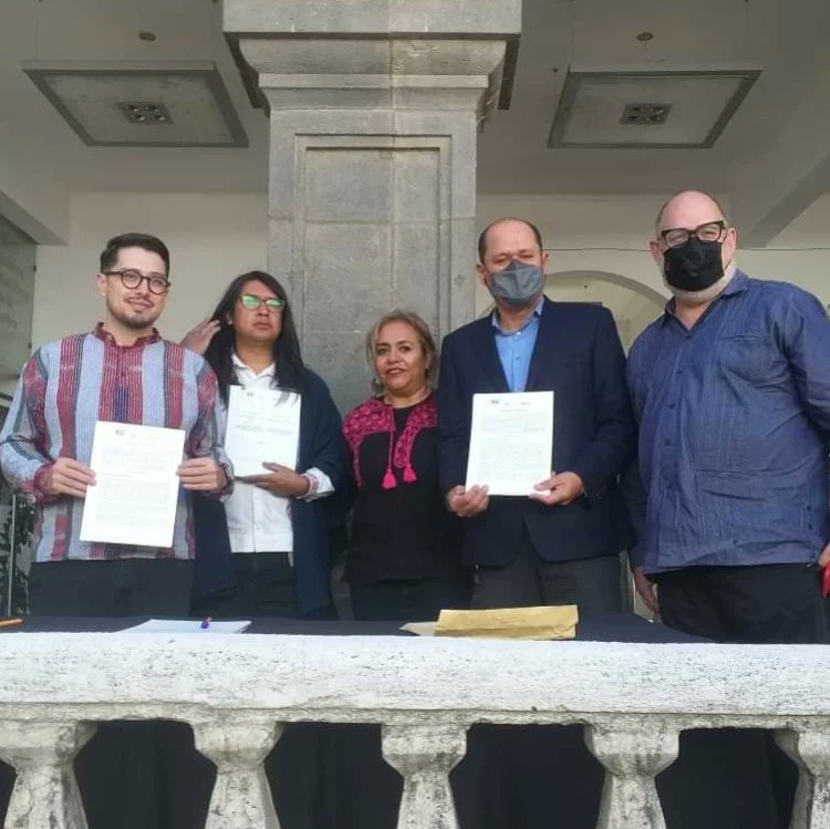 joserdzsena's tweet photo. Firma de convenio @CulturaCoahuila @CulturaTlaxcala y @COMMESDESG para beneficio de la comunidad de #artesan@s tejedores del #Sarape #Saltillo @cultura_mx @SofyCamil @CulturaCoahuila @mrikelme @labespalova https://t.co/14hVHSpyRI
