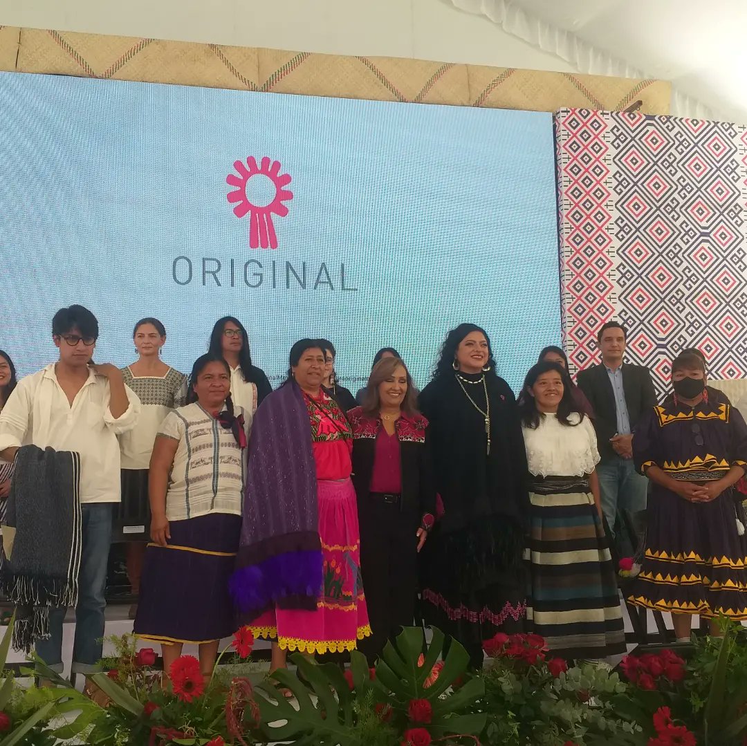 joserdzsena's tweet photo. Firma de convenio @CulturaCoahuila @CulturaTlaxcala y @COMMESDESG para beneficio de la comunidad de #artesan@s tejedores del #Sarape #Saltillo @cultura_mx @SofyCamil @CulturaCoahuila @mrikelme @labespalova https://t.co/14hVHSpyRI