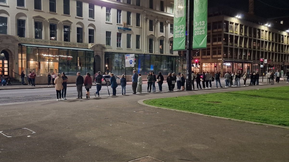 PaulJSweeney's tweet photo. Taxi queue on George Square, 00.41 on a weeknight. The effective collapse of night-time public transport and taxi provision in our country's largest city has now become a national embarrassment and a serious threat to Glasgow's economic recovery.

Government doesn't seem to care. https://t.co/mHDqP36En7