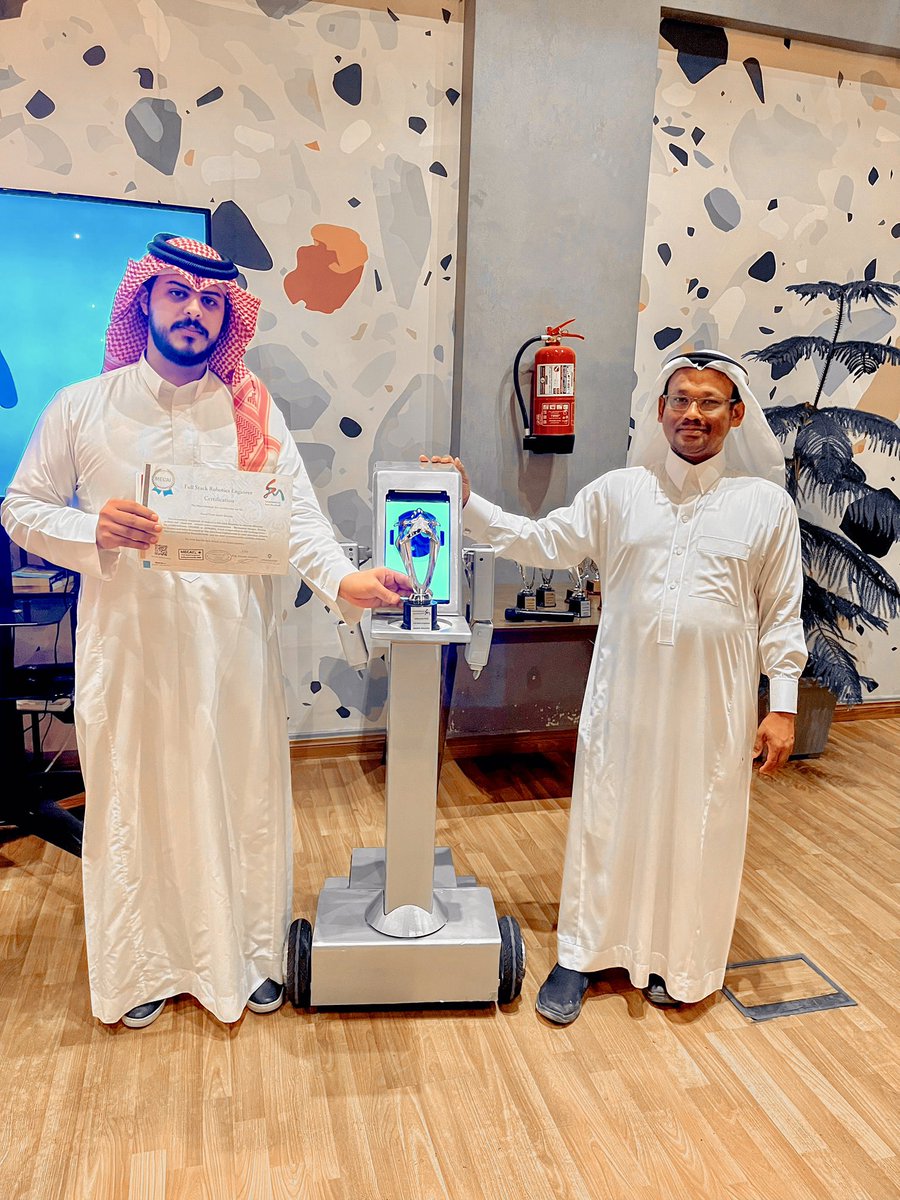 AL__WADIE's tweet photo. الفل ستاك🤩🤍
الحمدلله اتممت بناء روبوت وتم الحمدلله حصولي على شهادة مهندس فل ستاك ل خمس تخصصات ( هندسة كهربائية وقوى الكترونية - هندسة ميكانيكية - هندسة صناعية - ذكاء اصطناعي - انترنت الاشياء ) 
القادم افضل باذن الله⏳🤩🤩
#الاساليب_الذكيه #الاساليب_الذكية https://t.co/pPhmSkolLX