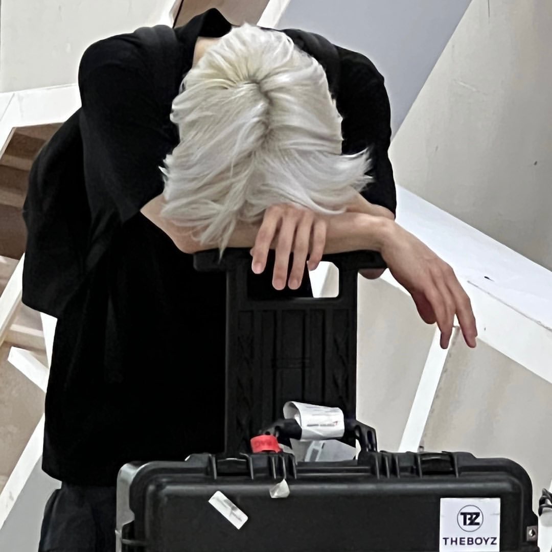 Chanhgmin's tweet photo. Packed schedules made me fly here and there. This made me find a new way to sleep, so, under the support of the suitcase trolley, I laid my head down and took a short rest. https://t.co/GJuIhqd3lr