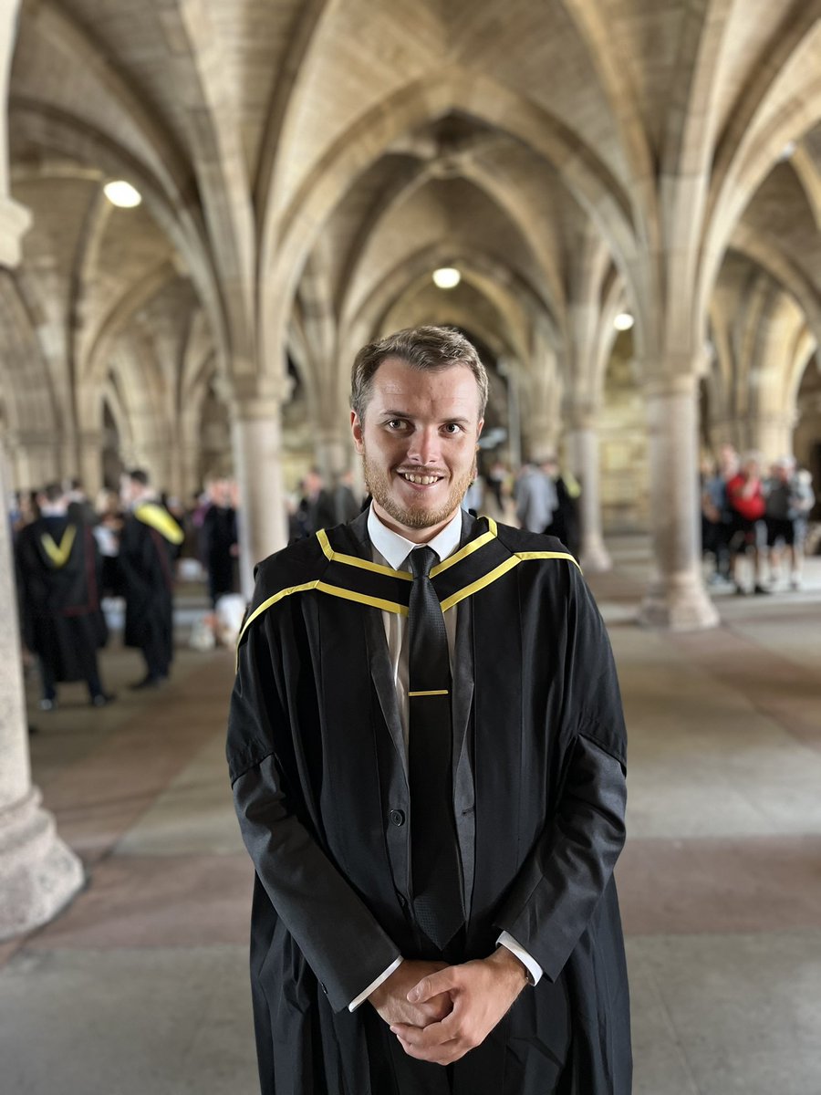 ashleypiper32's tweet photo. A year later than expected, I’m a graduate again! 👨🏼‍🎓🏴󠁧󠁢󠁳󠁣󠁴󠁿 @UofGlasgow #UofGGrad22 https://t.co/DRLZy6wxcR