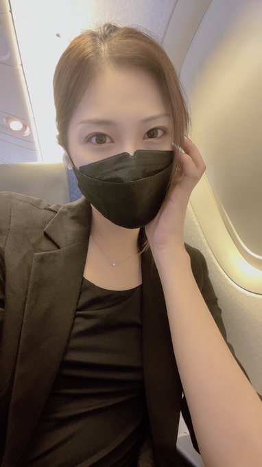 おはようございます😃 朝イチの便は早い💤💤  自撮りしている時に、ブラトップのインナーを前後ろ逆に着ていることに気がつきました🤣 肩甲骨にクッション性を感じる、、、💦 https://t.co/grU