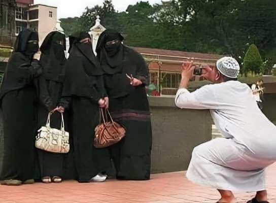 مش عاوز أعرف إزاي أقنعهــــم بـ تعـــــدد الزوجات
 عاوز أعرف إزاي أقنعهم كل أتنين في شنطة 😂😂😂😂😂🤦‍♂️