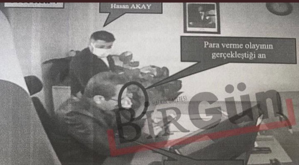 cevheriguven's tweet photo. Tutuklanmayı gerektiren gerçek bir suç. Urfa vekili Ahmet Akay’ın oğlu, Meclis kartını 48 bin dolara Suriyeliye kaçakçılık için kiraladığı ortaya çıktı. Kiralayan savcıya itiraf da etti ama vekil oğlu tutuklanmadı. https://t.co/yiMekJN6Yr