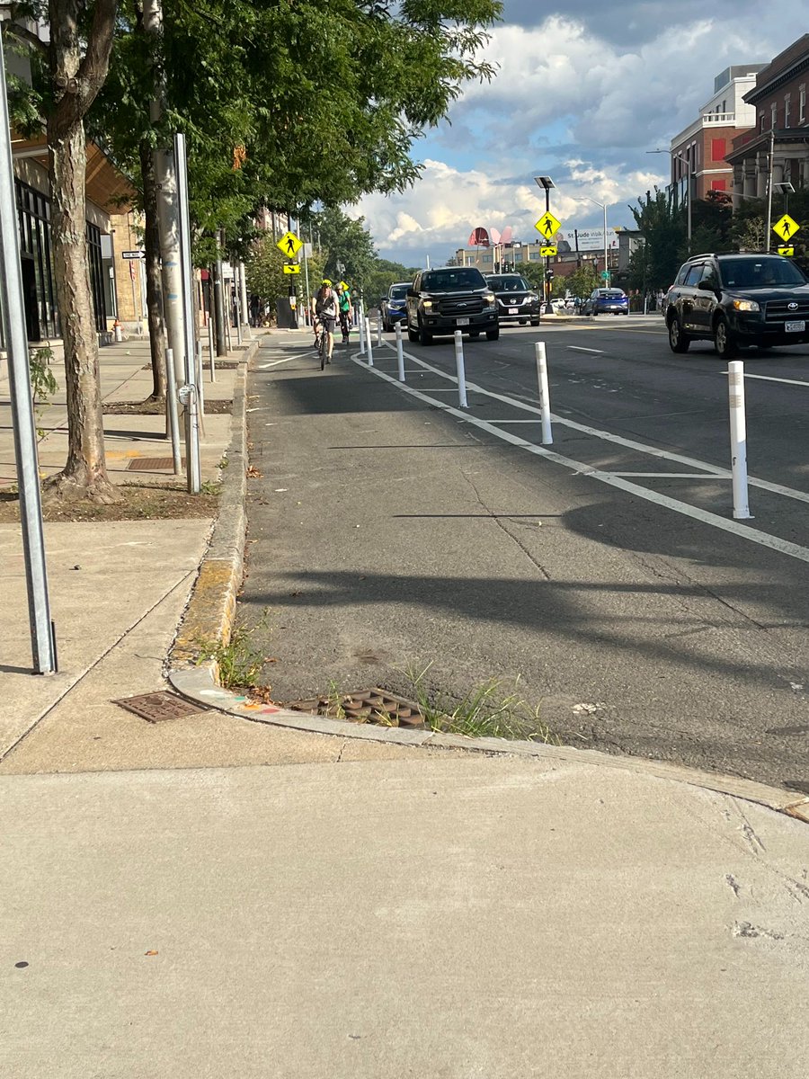 CambMA's tweet photo. Porter Square just got a safety upgrade! Extra space and flex posts separate people biking from cars between Beech St. &amp; Roseland St. Other changes: bike signals at Beech, traffic signal timing changes, &amp; new signage. Learn more: https://t.co/77QZoNzyrl https://t.co/MPDSzVjIOv