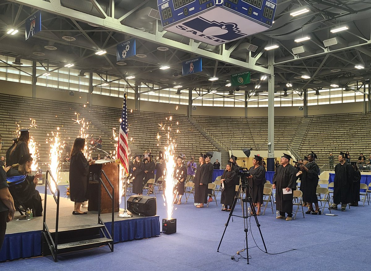 SAISD_SEAD's tweet photo. So proud of our @SAISD GED graduates this afternoon. Congratulations on this milestone accomplishment - you've got big things ahead!
@PattiSalzmann @SAISD_Counselor https://t.co/NbIKD0gFz0