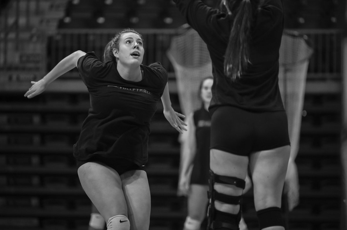 IUPVB's tweet photo. ᴇxᴄᴇʟʟᴇɴᴄᴇ ɪꜱ ᴛʜᴇ ɢʀᴀᴅᴜᴀʟ ʀᴇꜱᴜʟᴛ ᴏꜰ ᴀʟᴡᴀʏꜱ ꜱᴛʀɪᴠɪɴɢ ᴛᴏ ʙᴇ ʙᴇᴛᴛᴇʀ 😤💪

#TalonsUp | #VolleyHawks https://t.co/iJfCamAZOC