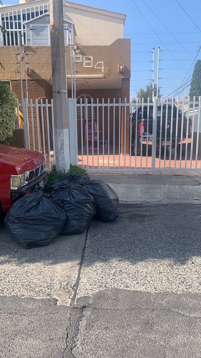 VERONICASORIA14's tweet photo. @GuadalajaraGob  Urge el camión recolector de basura,  calle Luís Manuel Rojas en Jardines Alcalde, una semana sin servicio. https://t.co/uBDT4LnOBf