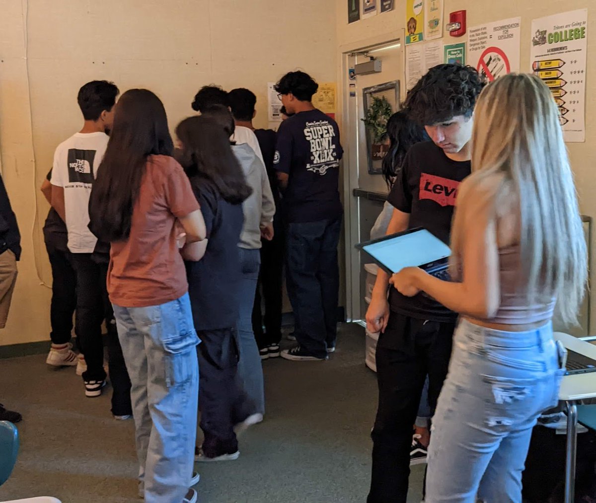 .@SonnySajor and I continued our #DataScience tour around @OxnardUnion today visiting @ohs_jackets & @phs_tritons. Ms. Britton's students were figuring out the code behind some geometric shapes. @CrowCurious students were having great conversations around data. #WeAreOxnardUnion