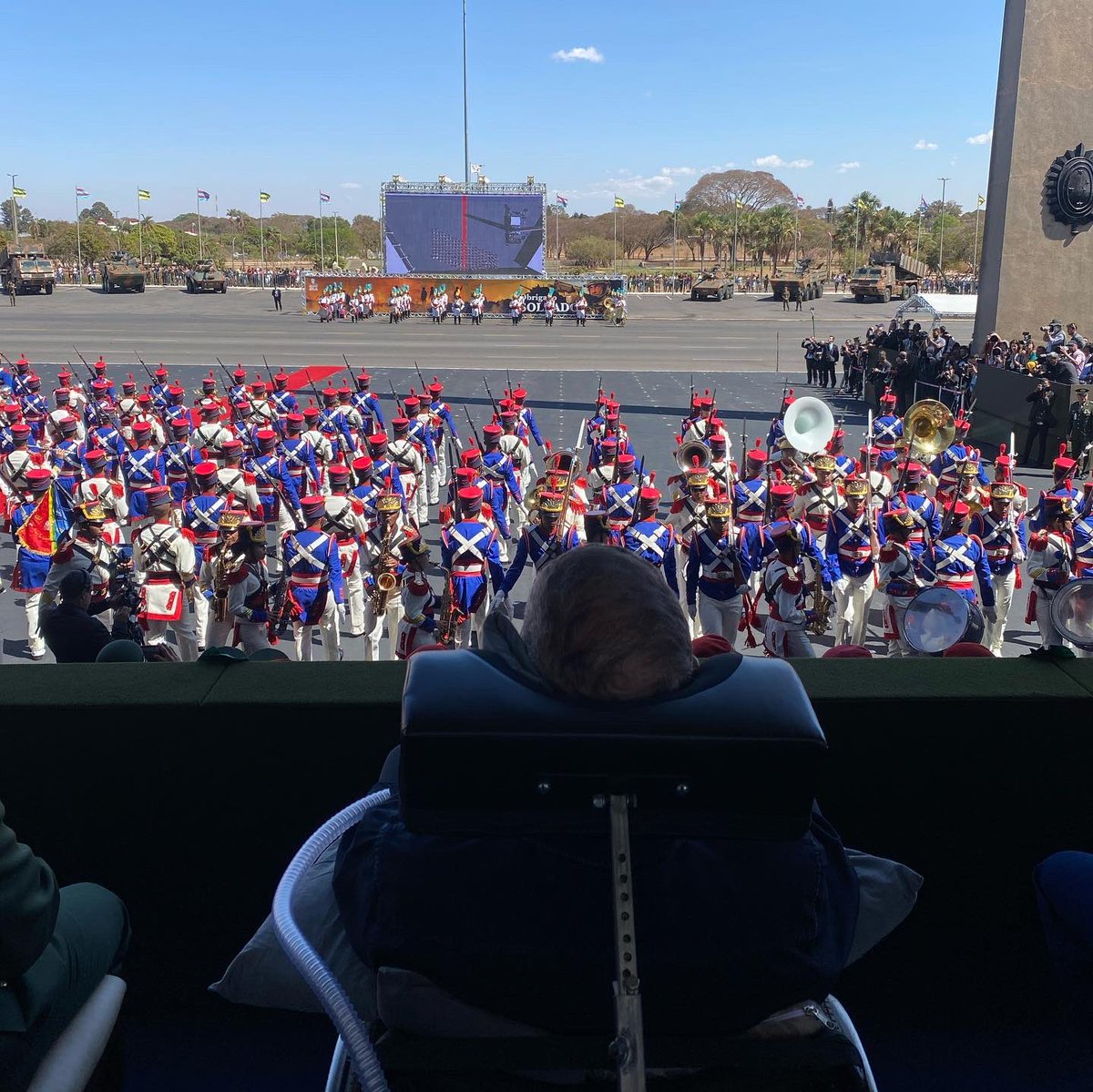 InstitutoGVB's tweet photo. General Villas Bôas esteve presente na celebração do Dia do Soldado, formatura que envolveu centenas de militares, em frente ao Quartel General do Exército.
Momento de emoção e saudade!
#IGVB #InstitutoGeneralVillasBôas #ForçaComandante #DiadoSoldado #ExércitoBrasileiro https://t.co/XT5v7dB4EB
