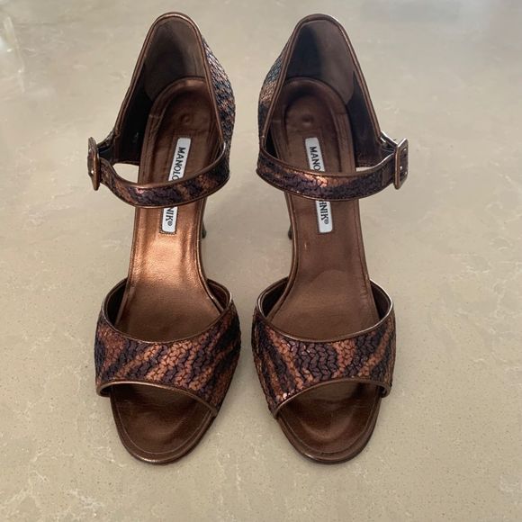 Hopkinstani's tweet photo. So good I had to share! Check out all the items I'm loving on @Poshmarkapp #poshmark #fashion #style #shopmycloset #chanel #nina #manoloblahnik: https://t.co/C9lqQIHhPT https://t.co/yfGyPcTgdD
