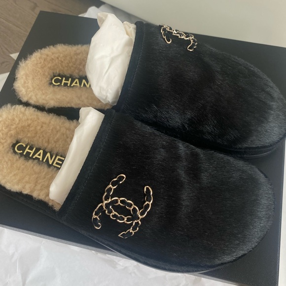 Hopkinstani's tweet photo. So good I had to share! Check out all the items I'm loving on @Poshmarkapp #poshmark #fashion #style #shopmycloset #chanel #nina #manoloblahnik: https://t.co/C9lqQIHhPT https://t.co/yfGyPcTgdD