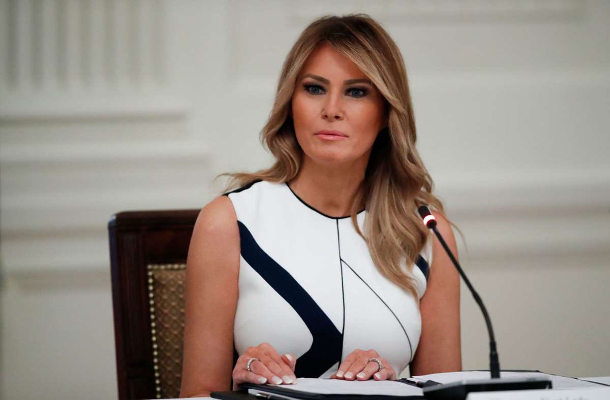 DiabeticFury's tweet photo. Melania Trump’s Thoughts and Prayers to Flood Victims https://t.co/oTmc2aLAt6 https://t.co/WcOaWQ6XzD