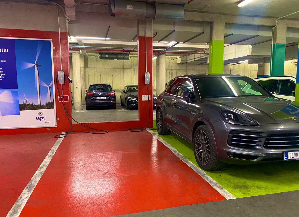 So wird das nichts mit der Elektromobilität in #Kroatien. Ladestationen meist Out of Service. Hier in Dubrovniks teuerstem Parkhaus ist der #Tesla Destination Charger defekt und der andere blockiert durch einen #PHEV. 
Zum Glück ist auf das SC-Netzwerk verlass. #Dubrovnik